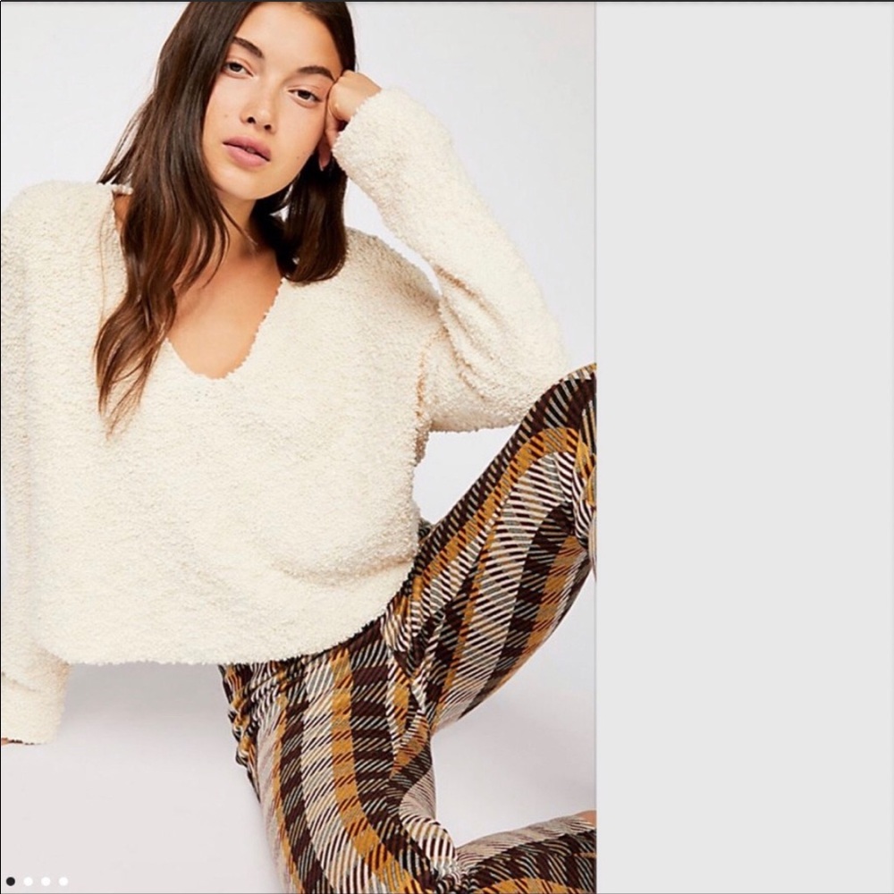 Free People Cozy Textured Cream V-Neck Sweater Size M